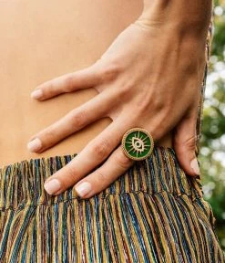 Bague Abydos (Acier Doré) -Zagbijoux Boutique bague abydos acier dore vert portee