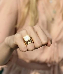 Bague Alami (Acier Doré) -Zagbijoux Boutique bague alami acier dore portee 1