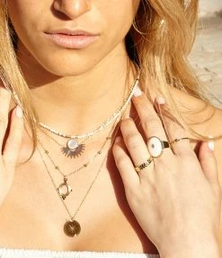 Bague Buzios (Acier Doré) -Zagbijoux Boutique bague buzios acier dore portee 1