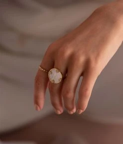 Bague Corazon (Acier Doré) -Zagbijoux Boutique bague corazon acier dore nacre portee 1