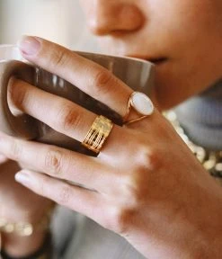 Bague Cornelia (Acier Doré) -Zagbijoux Boutique bague cornelia acier dore nacre portee