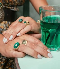 Bague Héra (Acier Doré) -Zagbijoux Boutique bague hera acier dore malachite portee 2