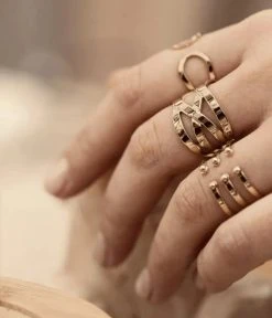 Bague Infinity (Acier Doré) -Zagbijoux Boutique bague infinity acier dore portee 2