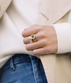 Bague Jenna (Acier Doré) -Zagbijoux Boutique bague jenna acier dore nacre portee