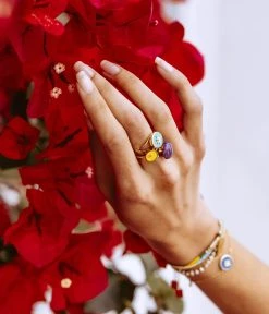 Bague Lina (Acier Doré) -Zagbijoux Boutique bague lina acier dore jaune portee