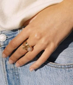 Bague Mish (Acier Doré) -Zagbijoux Boutique bague mish acier dore pierre de soleil portee