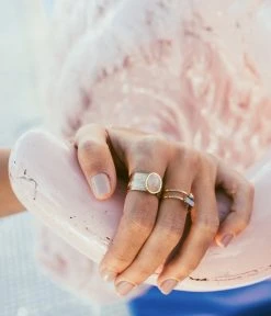 Bague Screen (Acier Doré) -Zagbijoux Boutique bague screen acier dore portee 1