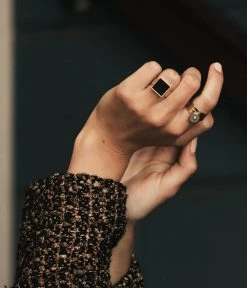 Bague Tram (Acier Doré) -Zagbijoux Boutique bague tram acier dore noir portee 1