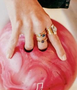 Bague Trancoso (Acier Doré) -Zagbijoux Boutique bague trancoso acier dore lapis lazuli portee