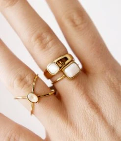 Bague Véra (Acier Doré) -Zagbijoux Boutique bague vera acier dore agate blanche portee