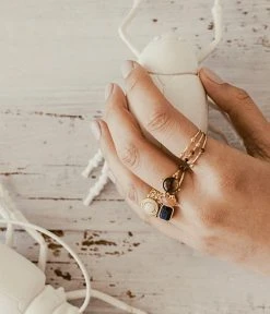 Bague Véra (Acier Doré) -Zagbijoux Boutique bague vera acier dore lapis lazuli portee