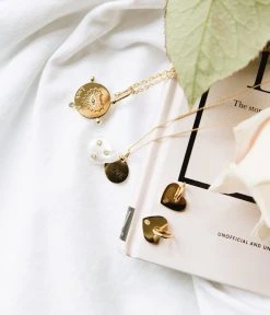 Boucles D'oreilles Aileen (Acier Doré) -Zagbijoux Boutique boucles doreilles aileen acier dore nature morte