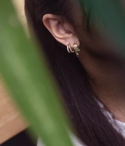 Boucles D'oreille Archi (Acier Doré) -Zagbijoux Boutique boucles doreilles archi acier dore portees