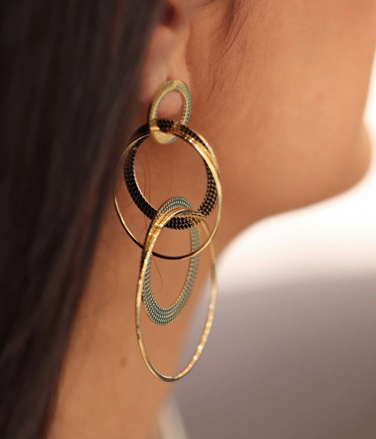 Boucles D'oreilles Hélène (Acier Doré) 4 Boucles D'oreilles Hélène (Acier Doré) – Image 2