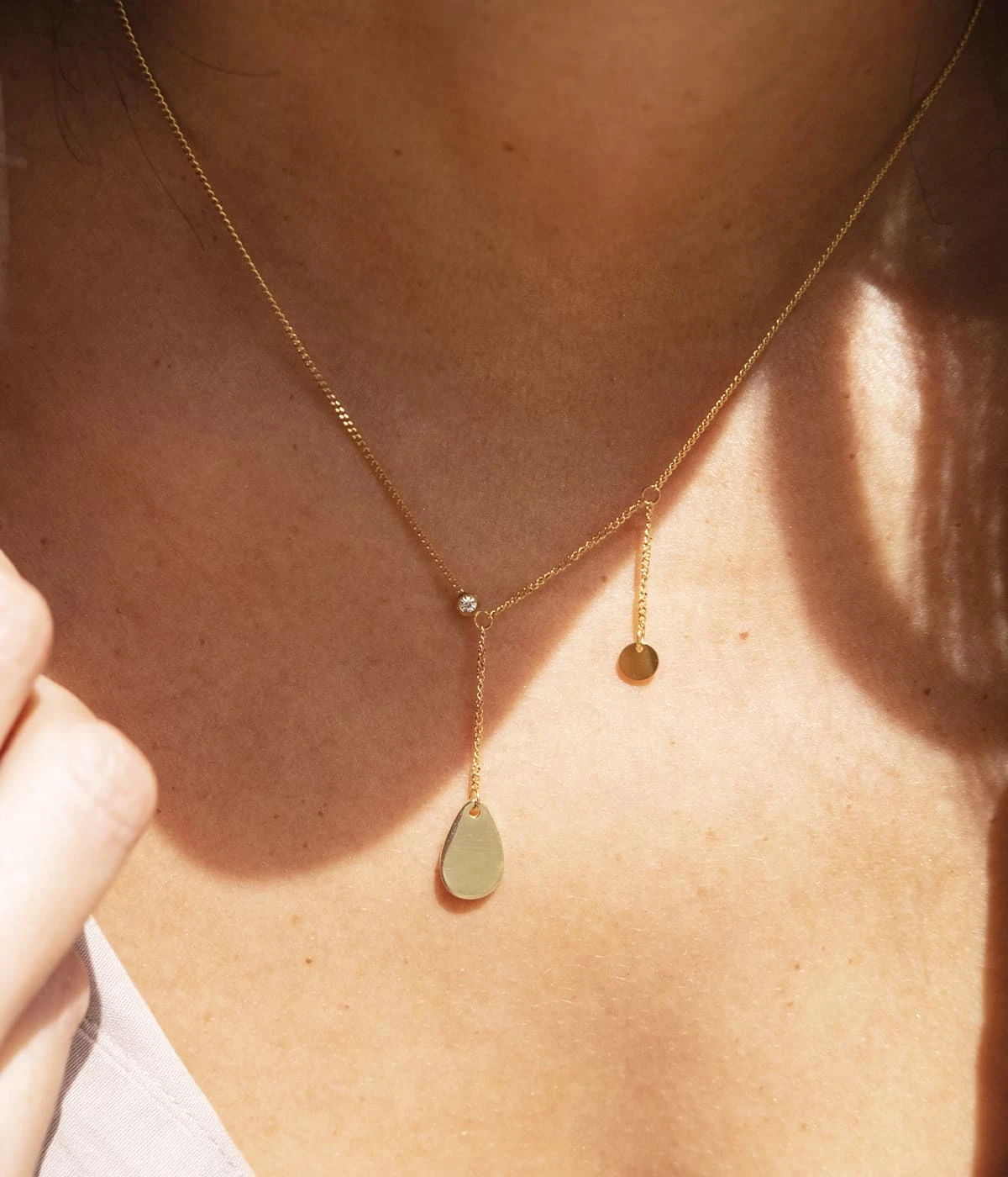 Collier Tera (Acier Doré) 4 Collier Tera (Acier Doré) – Image 2